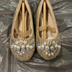 Girl size 7 dress shoe